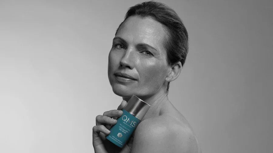 Vrouw met QMS Collagen Cream Gel Mask voor stevige, gladde huid - Qcosmetics