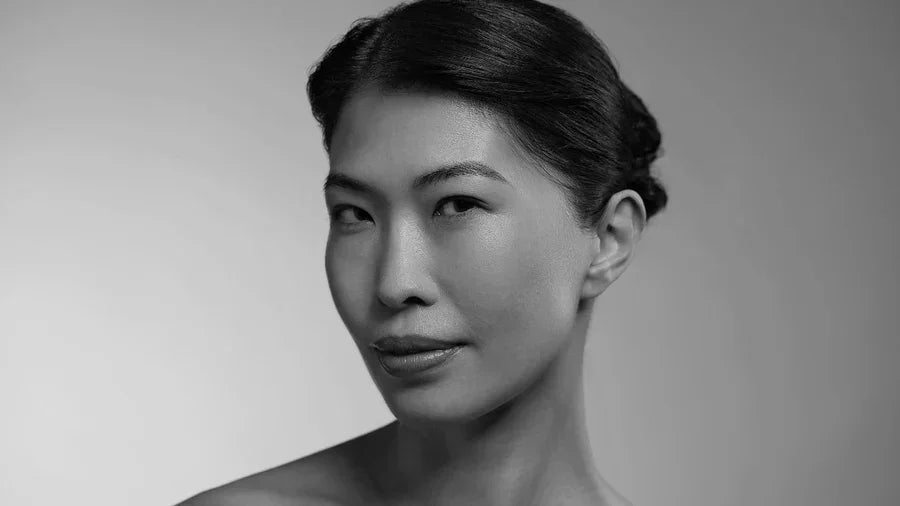 Vrouw met stralende, gladde huid – QMS Collageenverzorging bij Qcosmetics