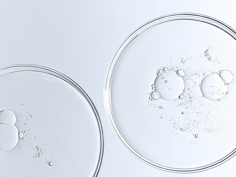 Verhelder en verfijn de huid met QMS producten met niacinamide. Vermindert roodheid, reguleert talg en versterkt de huidbarrière.