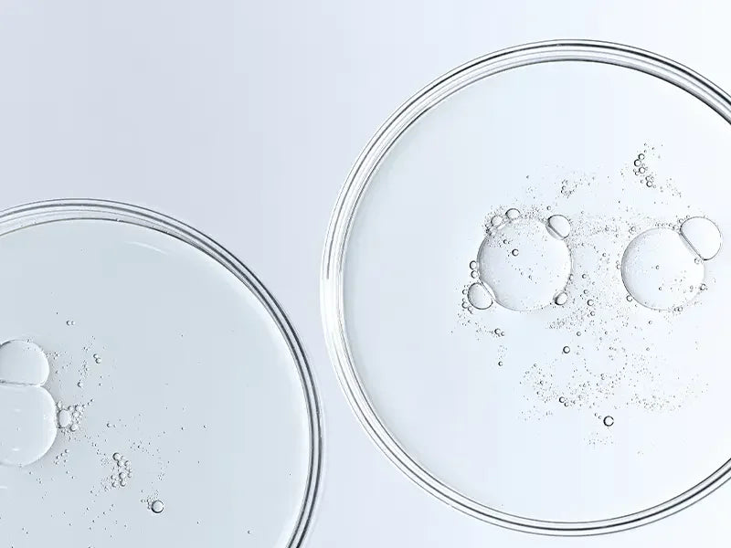Verhelder en verfijn de huid met QMS producten met niacinamide. Vermindert roodheid, reguleert talg en versterkt de huidbarrière.