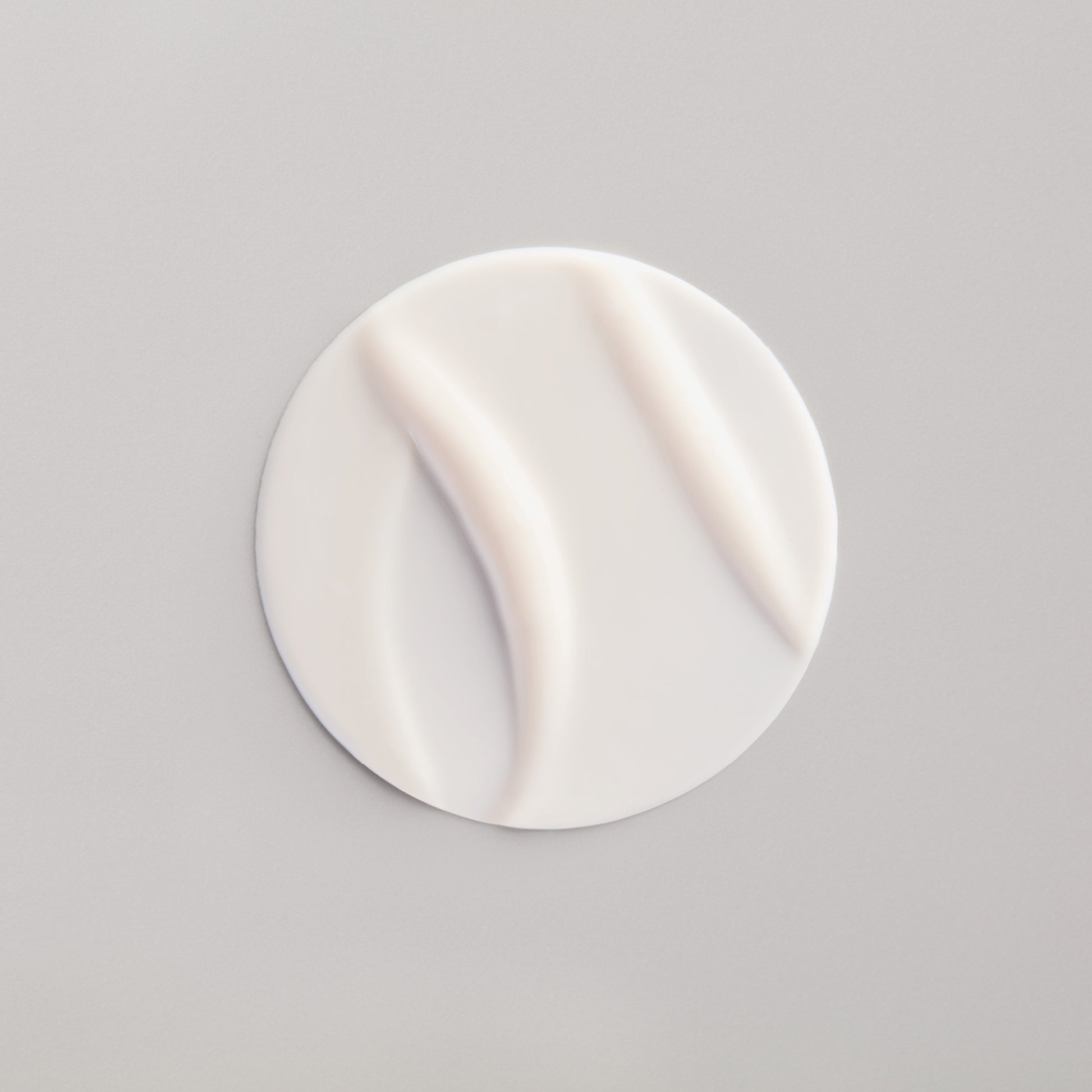 Inhoud van QMS Depuff Eye Serum zichtbaar in close-up - Qcosmetics.nl