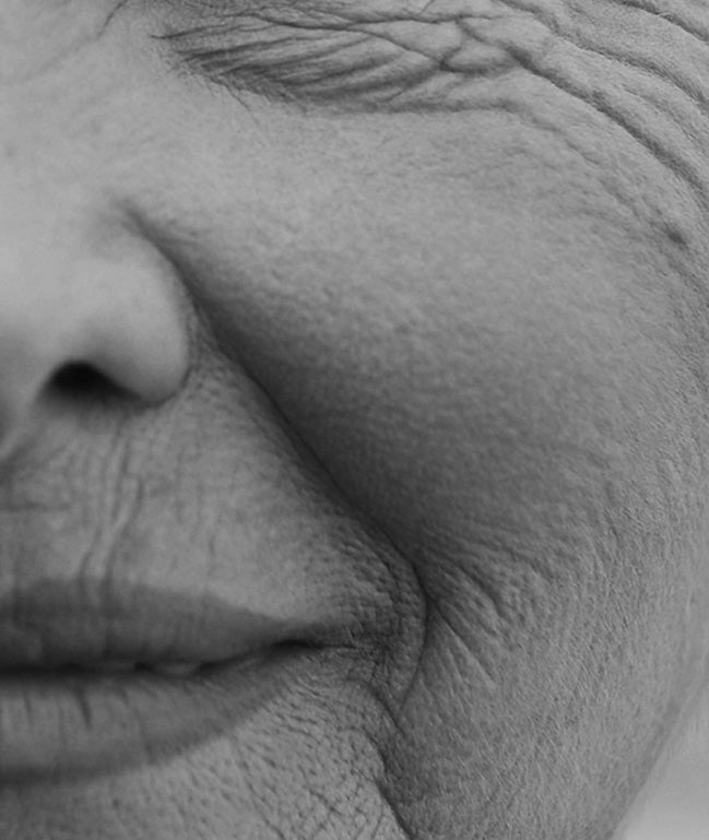 Verstevig en revitaliseer de rijpe huid met QMS anti-aging formules die elasticiteit verbeteren en tekenen van veroudering zichtbaar verminderen.