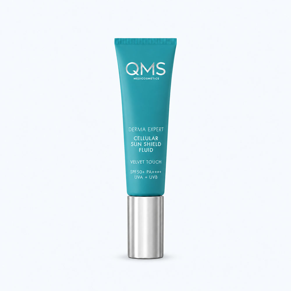 QMS Cellular Sun Shield Fluid Velvet Touch SPF50+ met hoge UVA- en UVB-bescherming en een zijdezachte, transparante finish.