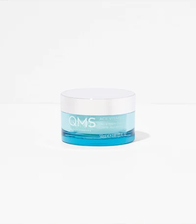 Afbeelding van QMS Ace Vitamin Day & Night Cream - een voedende crème verrijkt met vitamines voor bescherming en revitalisering van de huid.