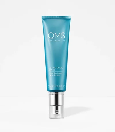 Afbeelding van QMS Active Glow SPF15 Tinted Day Cream - een lichtgewicht dagcrème met SPF15 en een subtiele tint voor een stralende en beschermde huid.