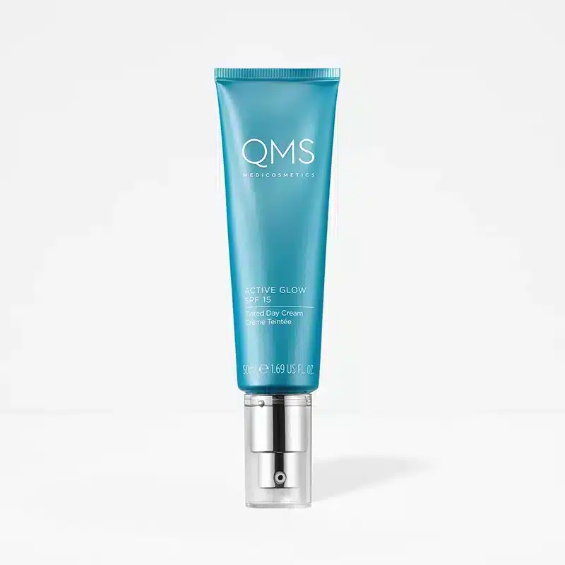 Afbeelding van QMS Active Glow SPF15 Tinted Day Cream - een lichtgewicht dagcrème met SPF15 en een subtiele tint voor een stralende en beschermde huid.