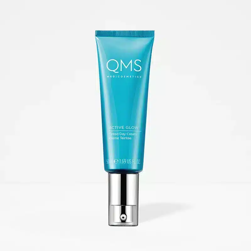 Afbeelding van QMS Active Glow Tinted Day Cream - een lichtgewicht dagcrème met een subtiele tint voor een stralende en beschermde huid.