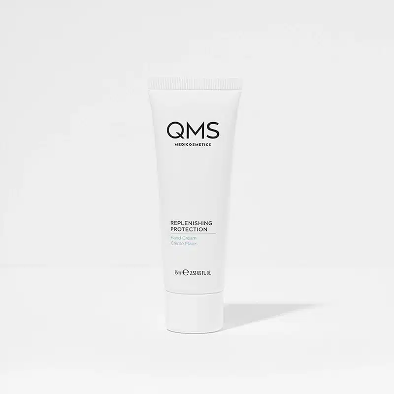 Afbeelding van QMS Replenishing Protection Hand Cream - een luxueuze handcrème voor intensieve verzorging en bescherming van de handen.